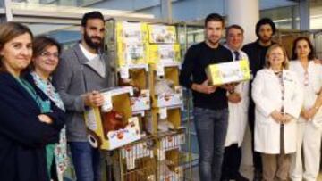 El Atlético visitó a los niños en los hospitales de Madrid