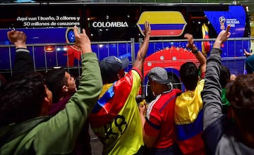 Aficionados colombianos cantan y ondean banderas durante la llegada de la Selección a Kazán, ciudad sede de concentración del equipo.