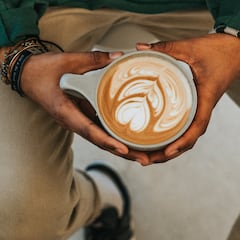 Un camarero se toma un café, no lo paga y es suspendido de empleo y sueldo