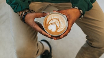 Un camarero se toma un café, no lo paga y es suspendido de empleo y sueldo