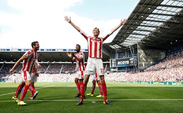 Con 2,01 metros debe ser fácil marcar de cabeza. El delantero inglés además es ágil con ambos pies. Junto a Alan Shearer es uno de los grandes cabeceadores de la historia de la Premier League.