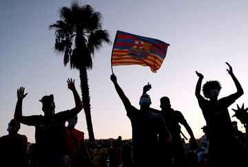 Los aficionados del FC Barcelona se manifestaron en las puertas del club.