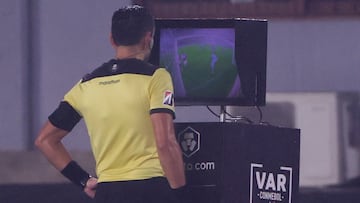 AMDEP2888. BUENOS AIRES (ARGENTINA), 06/07/2022.- El árbitro Roberto Tobar revisa el VAR hoy, en un partido de la Copa Libertadores entre River Plate y Vélez en el estadio Monumental en Buenos Aires (Argentina). EFE/Juan Ignacio Roncoroni
