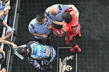 ?lex M¨¢rquez y Marc M¨¢rquez tras acabar la carrera.
