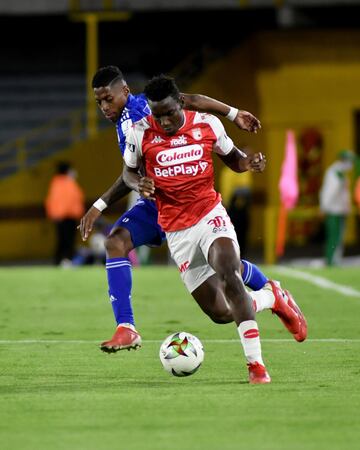 El equipo de Alberto Gamero derrotó 0-2 a Independiente Santa Fe y lidera la reclasificación. Felipe Román y Daniel Giraldo marcaron los goles en El Campín.