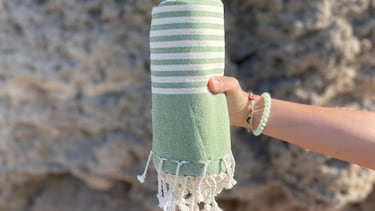 Son grandes, pero no ocupan espacio: las toallas de playa que repelen la arena y están de moda en Amazon