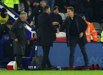 Ruud van Nistelrooy y Julen Lopetegui se saludan tras el Leicester City-West Ham.