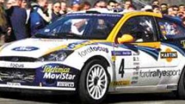 <B>AMORES QUE MATAN.</B> La imprudencia de algunos de sus fans le jugó a Carlos Sainz una mala pasada.