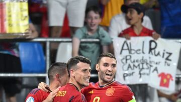 Spain's midfielder Antonio Blanco (C) celebrates scoring the 3-1 goal with his team-mates including Spain's forward Abel Ruiz (R) during the UEFA European Under-21 Championship semi-final football match Spain vs Ukraine at the Steaua Stadium in Bucharest, Romania, on July 5, 2023. (Photo by Daniel MIHAILESCU / AFP)