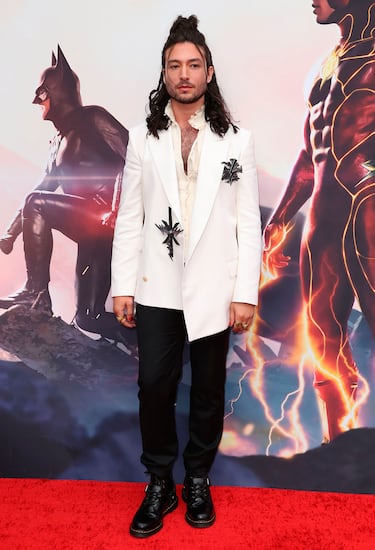 Ezra Miller reaparece en la premiere de The Flash tras sus escándalos y agradece el apoyo de DC