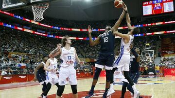 Shanghai (China), 01/09/2019.- Myles Turner of USA (C-R) in action during the FIBA Basketball World Cup 2019 group E first ?round? match between Czech Republic and USA in Shanghai, China, 01 September 2019. (Baloncesto, República Checa, Estados Uni