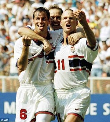 John Harkes (izquierda) y Eric Wynalda (derecha).