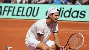 <b>EN LA TIERRA. </b>Novak Djokovic bromea durante un entrenamiento.