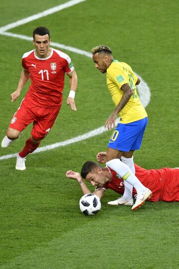 Neymar con Sergej Milinkovic Savic y Filip Kostic.