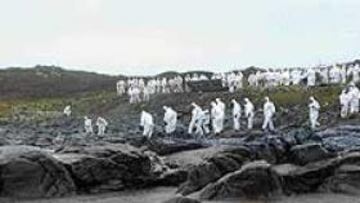 <B>UNA IMAGEN DANTESCA.</b> El vertido del Prestige ha devastado la Costa de la Muerte y el fútbol se une para ayudar a los afectados.