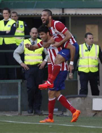 Diego Costa celebra el 0-2 con Arda Turan.