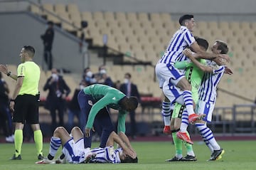 Los jugadores de la Real Sociedad celebraron la victoria tras finalizar el partido.