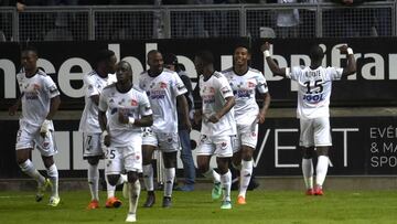 Amien's Moussa Konate (R) jubilates after scoring during the French L1 football match between Amiens and PSG, on May 4, 2018 at the Licorne stadium in Amiens. / AFP PHOTO / FRANCOIS LO PRESTI