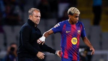 Flick y Lamine durante un partido con el Barcelona.