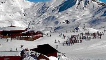 <b>DE ENHORABUENA. </b>Los aficionados al esquí pueden disfrutar este año de una temporada que podría alargarse más que nunca. Las cordilleras ibéricas ya están blancas.
