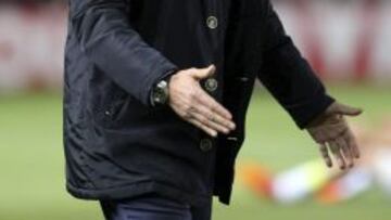 El entrenador del Athletic Club, Ernesto Valverde, da instrucciones a sus jugadores durante el partido, correspondiente a la trigésima jornada de Liga en Primera División, que Athletic Club y Elche CF disputan esta noche en el estadio Martínez Valero, en Elche.
