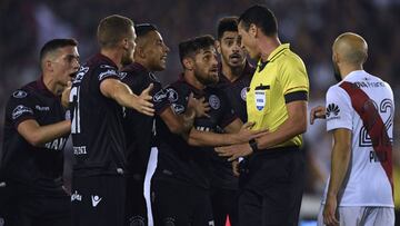 Roldán pide penal al VAR que elimina a River de Libertadores