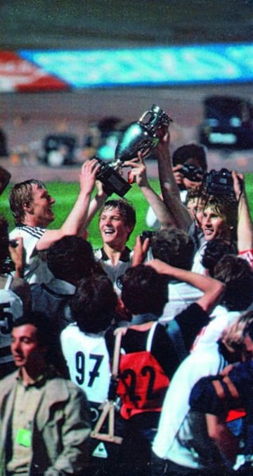 La final de la Eurocopa de Italia 1980 la jugaron Alemania Federal y Bélgica.
Los belgas fueron bautizados como los 'Diablos Rojos' por el ímpetu de su juego, aunque acabaron perdiendo 2-1 ante los alemanes. 