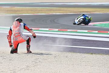 Francesco Bagnaia lo tenía todo para llevarse la victoria en Misano, pero el neumático trasero le falló en la curva seis dejando a Maverick en cabeza de carrera.