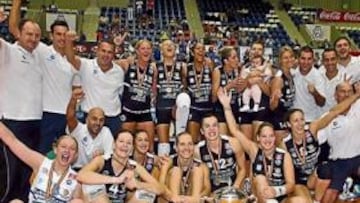 <b>CAMPEONAS. </b>El Marichal Tenerife celebra el título de la Supercopa.