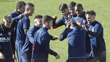 Bromas en el entrenamiento del Valencia de ayer.