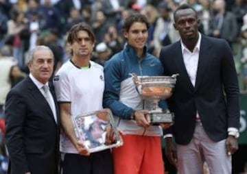 Rafael Nadal y David Ferrer posan con el atleta Jamaicano Usain Bolt y el presidente de la federacion de tenis francesa Jean Gachassin