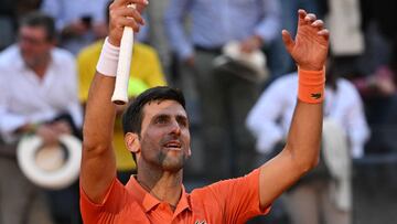 Serbia&#039;s Novak Djokovic acknowledges the public after defeating Switzerland&#039;s Stanislas Wawrinka during their third round match at the ATP Rome Open tennis tournament on May 12, 2022 at Foro Italico in Rome. (Photo by Tiziana FABI / AFP)