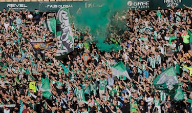 Aficionados béticos animan a su equipo durante el entrenamiento celebrado este sábado en el estadio de La Cartuja de cara al partido que disputarán mañana frente al Sevilla. 