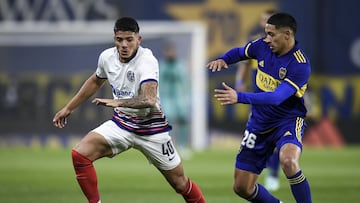 BUENOS AIRES, ARGENTINA - JULY 27: Alexis Sabella of San Lorenzo competes for the ball with Ignacio Fernández of Boca Juniors during a match between Boca Juniors and San Lorenzo as part of Torneo Liga Profesional 2021 at Estadio Alberto J. Armando on July 27, 2021 in Buenos Aires, Argentina. (Photo by Marcelo Endelli/Getty Images)