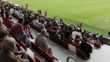 <b>GRAN AMBIENTE. </b>El económico precio de las entradas hará que El Molinón registre una gran entrada.