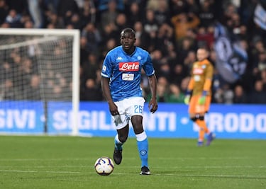 Es considerado uno de los 5 mejores defensores centrales de la actualidad en el fútbol europeo. El senegalés llegó en 2014 a Napolés y su nombre suena fuertemente para reforzar a los grandes equipos del viejo continente. Esta temporada llegará a 400 partidos como profesional.