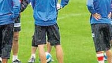 <b>AGUIRRE Y SU ONCE. </b>El técnico da instrucciones a los titulares.