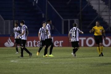 Palestino se encontró con un rival que le planteo un juego parecido al que practican ellos.