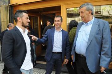 Rub谷n de la Barrera, entrenador de la Cultural Leonesa charla con Manolete yJuan Francisco Mart赤n Fresneda, director de radio televisi車n Castilla y Le車n.