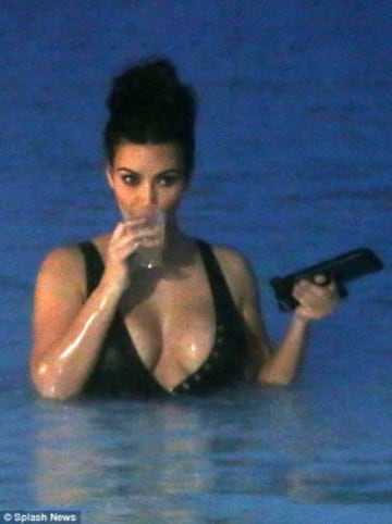 'Operación Bañador'. Kim Kardashian luce tipo en Islandia