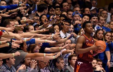El March Madness, la gran fiesta del baloncesto universitario, está a la vuelta de la esquina y la locura ya se siente en la NCAA. En la imagen, Nahiem Alleyne, base los Hokies de Virginia Tech, intenta sacar de banda mientras los aficionados de los Blue Devils de Duke procuran ponerle muy nervioso.