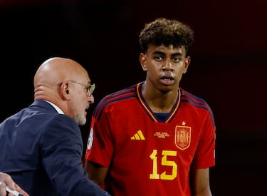 Lamine Yamal con el entrenador, Luis de la Fuente.