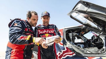 Peterhansel y su copiloto miran el roadbook en el Dakar 2020.