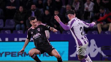Luis Pérez, del Valladolid, ante Bernabé, portero del Albacete.