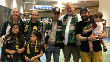 La porra de Portland Timbers se dio a la tarea de recibir en el aeropuerto al refuerzo de lujo de su equipo, Brian Fernández, que llega procedente de la Liga MX.
