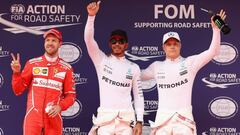 Sebastian Vettel, Lewis Hamilton y Valtteri Bottas posando tras la clasificaci&oacute;n del GP de China.