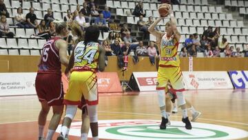 Nadia Colhado, Spar Girona, lanza en el partido contra el Lointek Gernika Bizakia.