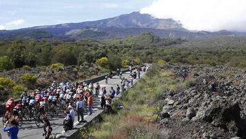 Imagen del pelotón al Monte Etna durante el Giro de Italia 2017.