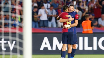 BARCELONA, 24/08/2024.- El delantero del Barcelona Robert Lewandowski celebra con Pedri (i) tras marcar el segundo gol ante el Athletic, durante el partido de Liga en Primera División que FC Barcelona y Athletic Club disputan este sábado en el Estadio Olímpico Lluis Companys. EFE/Quique García