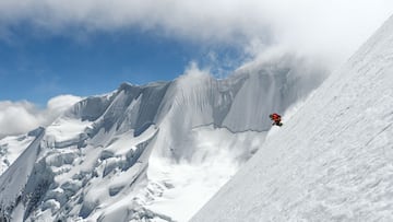 Zahan Billimoria y Ben Hoiness escalando y esquiando a 6.000 metros en Illimani, en la Cordillera Real, Bolivia.